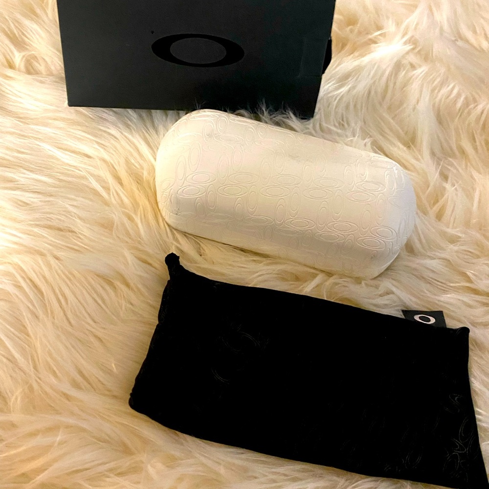 Brand new hardshell Oakley case (Authentic)